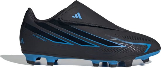 Zwarte Adidas voetbalschoen met blauwe lijnen en accenten, velcro sluiting en merklogo. Tekst 'HYPERFAST' op de zijkant.