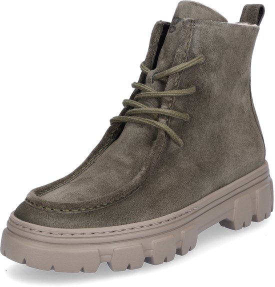 Olijfgroene suède veterschoen met opstaande naad op de neus en een dikke, robuuste beige zool.