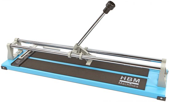 Een lichtblauwe HBM Machines tegelsnijder met een werkblad van 600 mm en twee snijwielen.