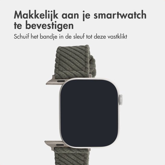 Groen corduroy horlogebandje met zilverkleurige gesp, bevestigd aan een smartwatch.