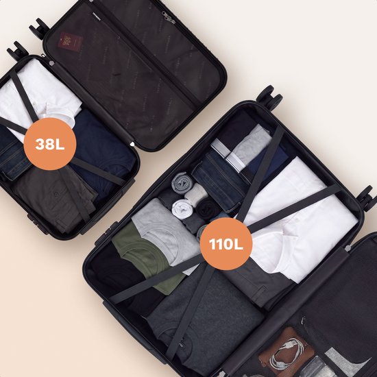 Open roze koffers tonen de indeling: een van 38L en een van 110L, gevuld met kleding.