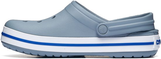 Zijaanzicht van een grijze Crocs clog met een witte en blauwe streep op de zool.