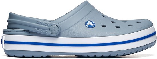 Zijaanzicht van een grijze Crocs clog met het Crocs logo op de zijkant en een blauwe en witte streep op de zool.
