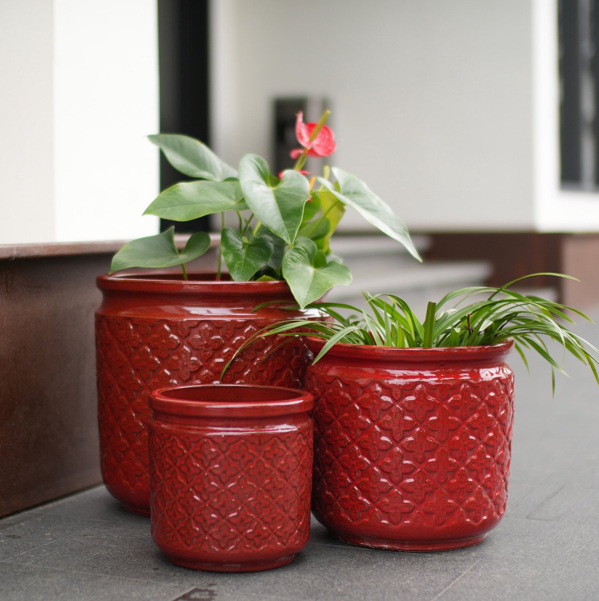 Bloempotset Handgemaakt – 3-delig Ø 38 30,5 en 23 cm – Keramiek – Wijnrood – Voor Binnen en Buiten – Reliëf en Afwateringsgaten