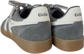 Achterkant grijze Gola sneakers met witte logo's op de hiel.