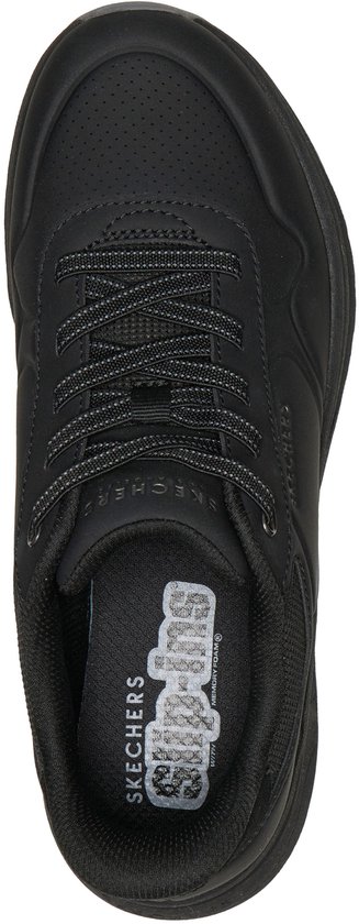 Bovenkant van de zwarte Skechers sneaker met veters en 'Skechers' en 'Comfort' logo's.