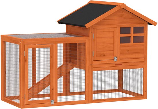 Houten konijnenhok met ren, op een witte achtergrond.