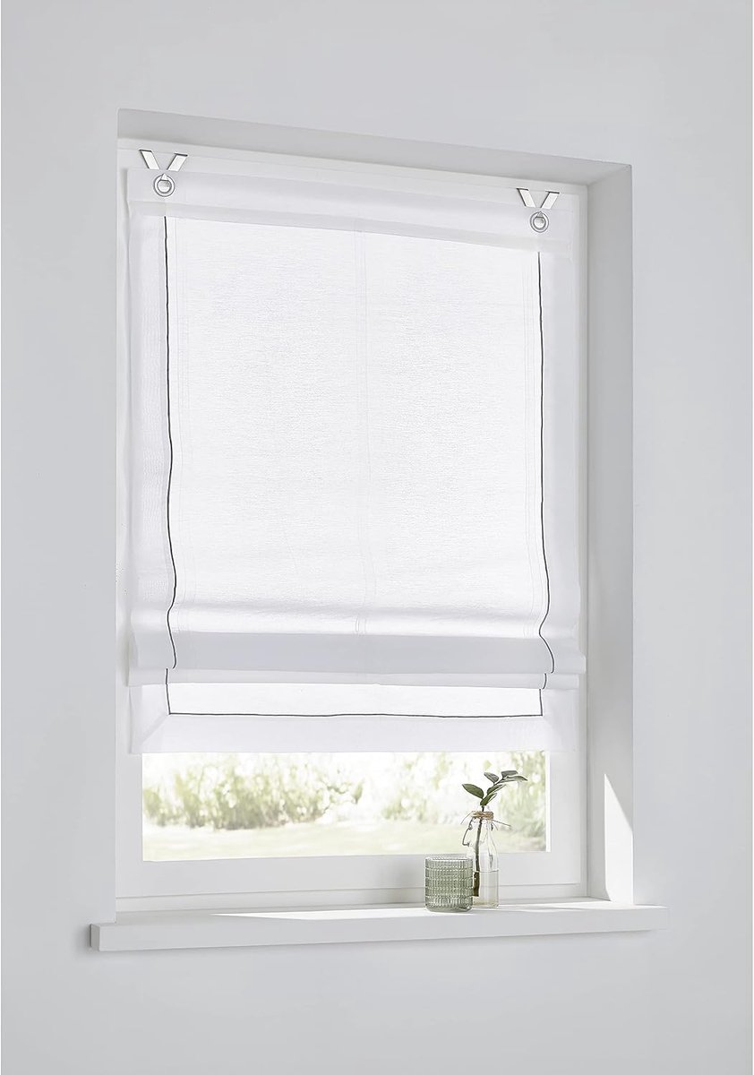 'Bente' wit, semi-transparant, met rondom lopende siernaad. Met roestvrijstalen haken voor montage zonder boren. Breedte 60 cm x hoogte 140 cm