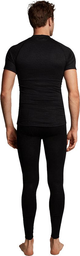 Man in zwart thermoshirt met korte mouwen en thermolegging, van achteren gezien.