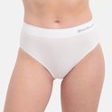 Vooraanzicht van een model in een witte naadloze slip van Bamboo Basics, op een witte achtergrond.
