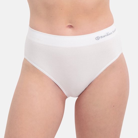 Vooraanzicht van een model in een witte naadloze slip van Bamboo Basics, op een witte achtergrond.