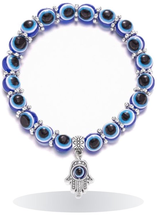 Blauwe boze oog armband bestaande uit glaskralen en zilverkleurige ringetjes met een hamsa hand bedeltje.