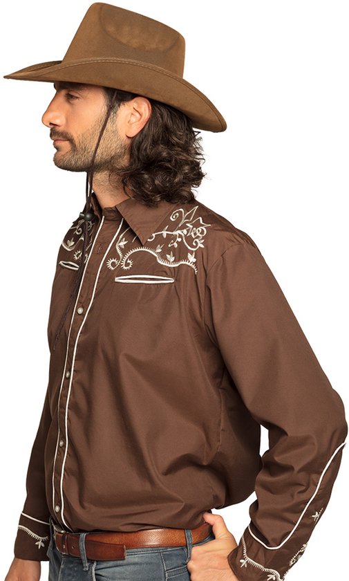 Model in profiel met bruin westernoverhemd, witte borduursels en cowboyhoed met kinband.
