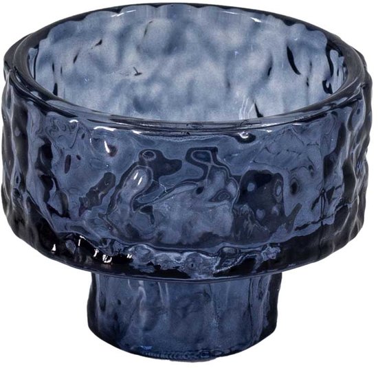 Omkeerbare donkerblauwe glazen kandelaar met een organische, gehamerde textuur.