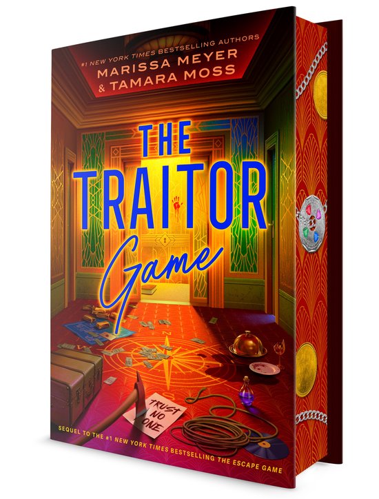 Boekomslag van The Traitor Game met mysterieuze kamer, briefje met 'TRUST NO ONE' en spelelementen in warme tinten.