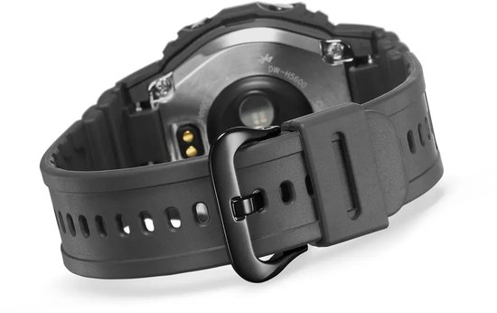 Achterkant van zwart G-Shock DW-H5600 horloge met rubberen band, metalen gesp en sensor-details.