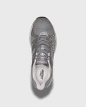 Bovenaanzicht van grijze Saucony Ride Millennium sneakers met 'Saucony' branding op de tong en binnenzool.
