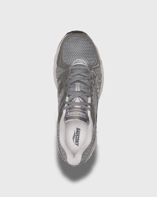 Bovenaanzicht van grijze Saucony Ride Millennium sneakers met 'Saucony' branding op de tong en binnenzool.