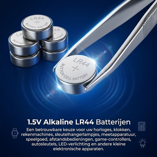 Pincet plaatst een 1,5V alkaline LR44-knoopcelbatterij, geschikt voor diverse kleine elektronische apparaten.