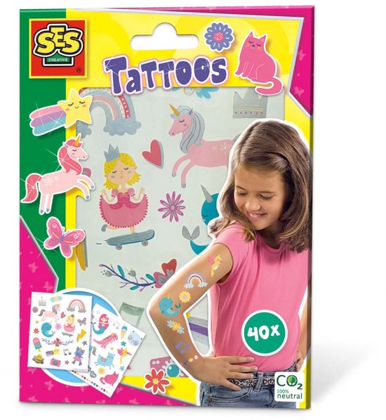 Kit de tatouages pour enfants SES Creative avec 40 motifs féeriques comme des licornes sur le bras d'une fille.