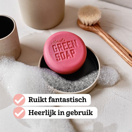 Roze shampoo bar in een schaaltje met zeepbellen. Tekst: 'Ruikt fantastisch', 'Heerlijk in gebruik'.