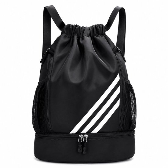Sac de sport noir avec fermeture à cordon, trois rayures blanches diagonales et un compartiment zippé inférieur.