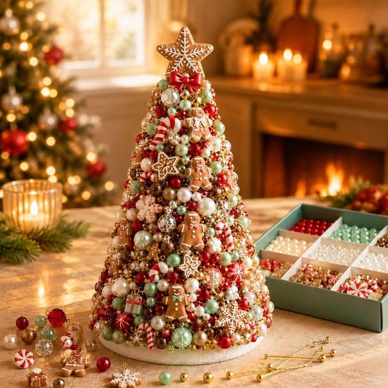 Sapin de Noël en forme de cône orné de perles, bonshommes en pain d'épices, sucres d'orge et une étoile dans les tons de Noël.