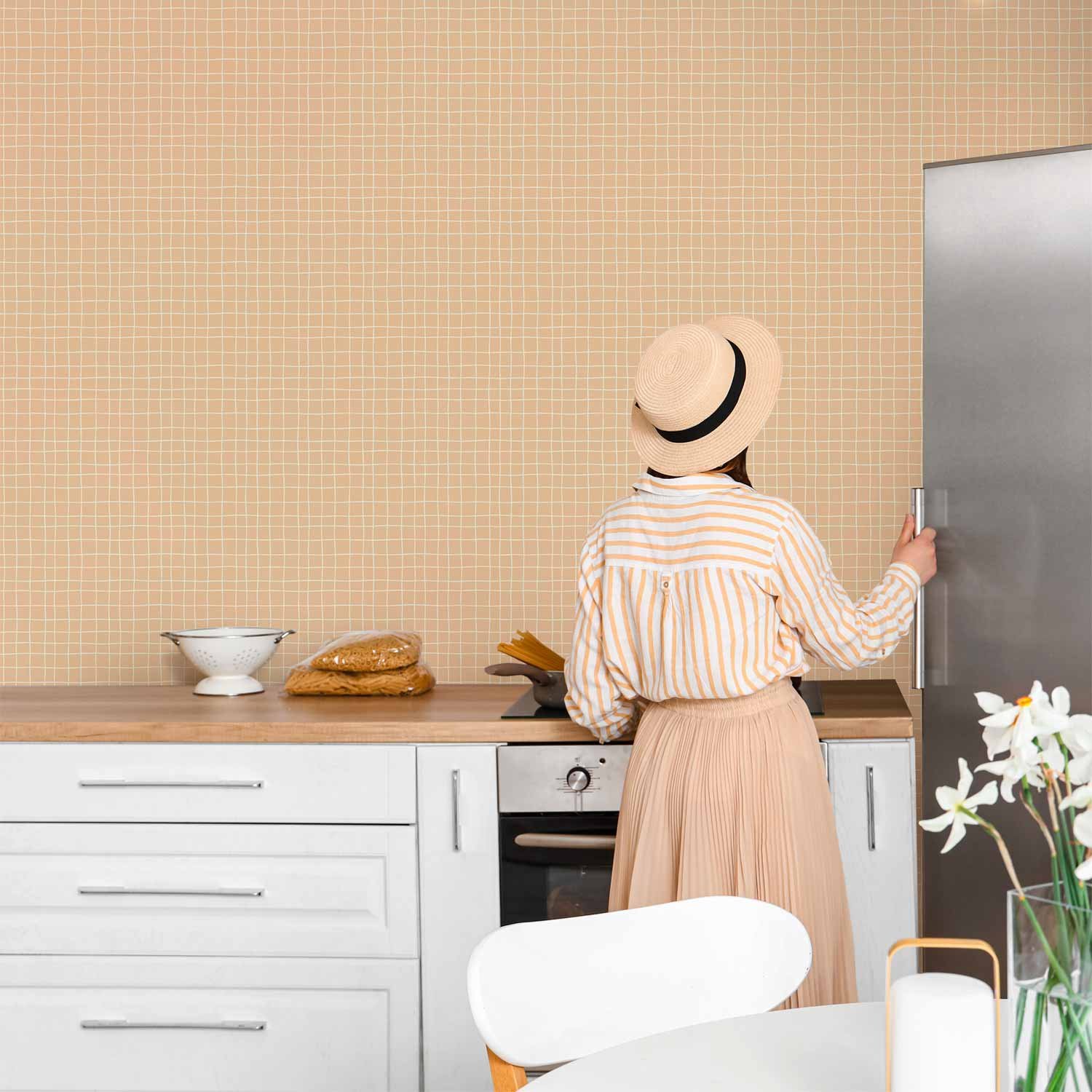 Behang - Waving Lines - Creamy Grid on a Noisy Pastel Background