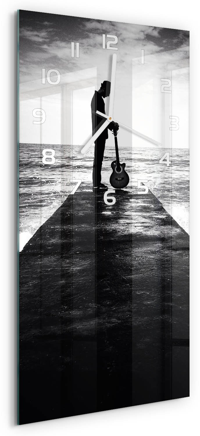 Tulup Wandklok - Gitarist op de pier Gekleurde Glazen Klok - 30x60 cm - Zwart-wit Glazen Klok Met Print - Witte handen - Rechthoekige Klok - Moderne Wandklok Glas - Wandklok Glas Decoratie
