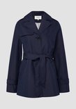 Donkerblauwe s.Oliver outdoor jas met ceintuur in de taille, reverskraag en knoopsluiting.