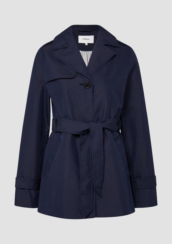 Donkerblauwe s.Oliver outdoor jas met ceintuur in de taille, reverskraag en knoopsluiting.