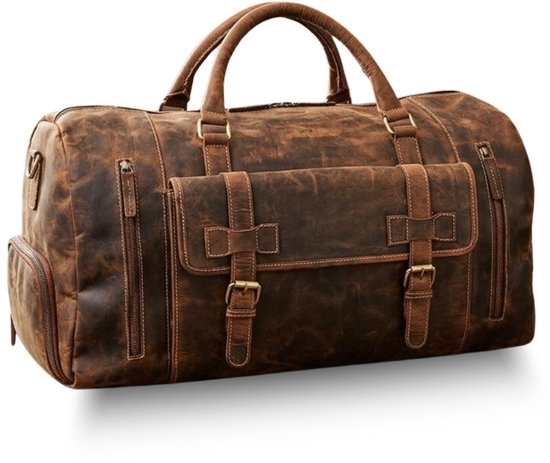 Bruine, distressed leren weekendtas met handvatten, gespen en diverse ritsvakken, op een witte achtergrond.