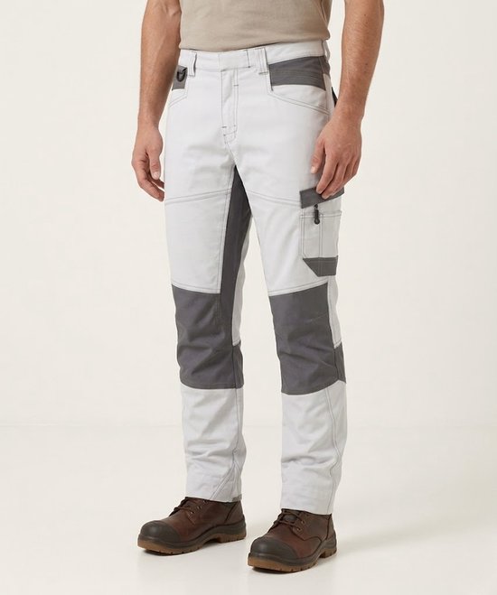 Lichtgrijze werkbroek met donkergrijze panelen op de knieën en zakken. De broek is voorzien van steekzakken en een zak op de dij met rits.