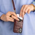 Bourgondische croco backcover voor Samsung S25 Ultra met goudkleurige ketting en pashouder, gedragen bij een lichtblauw hemd.