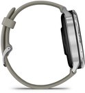Zijaanzicht van zilverkleurige smartwatch met grijze band, metalen behuizing, getoond vanaf de andere kant.
