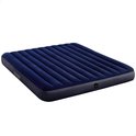 Donkerblauw Intex luchtbed met geribbeld oppervlak en merknaam op de zijkant.
