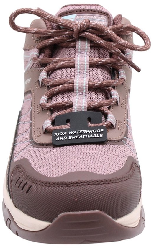 Bruine wandelschoen met roze mesh, veters en een label met '100% WATERPROOF AND BREATHABLE'.