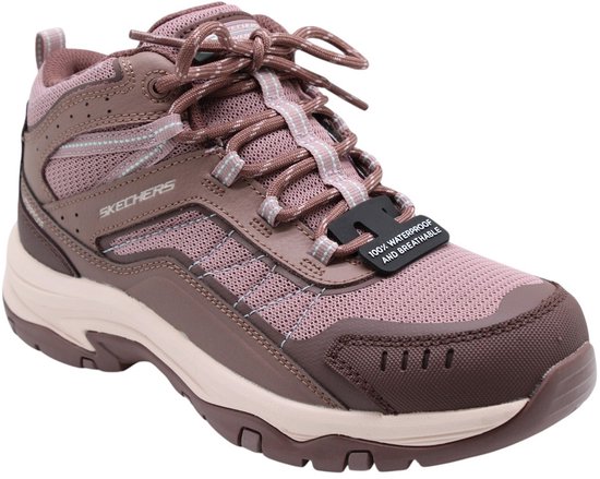 Bruine wandelschoen met roze mesh en leren overlays, een label met '100% WATERPROOF AND BREATHABLE'.