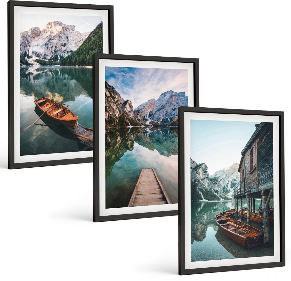 Coloray 3-Delige Schilderij Set - Een Meer In De Bergen Met Bootjes En Een Houten Huisje. - 40 x 60 cm - Wanddecoratie - Schilderijen Set - Kantoor - Woonkamer Decoratie