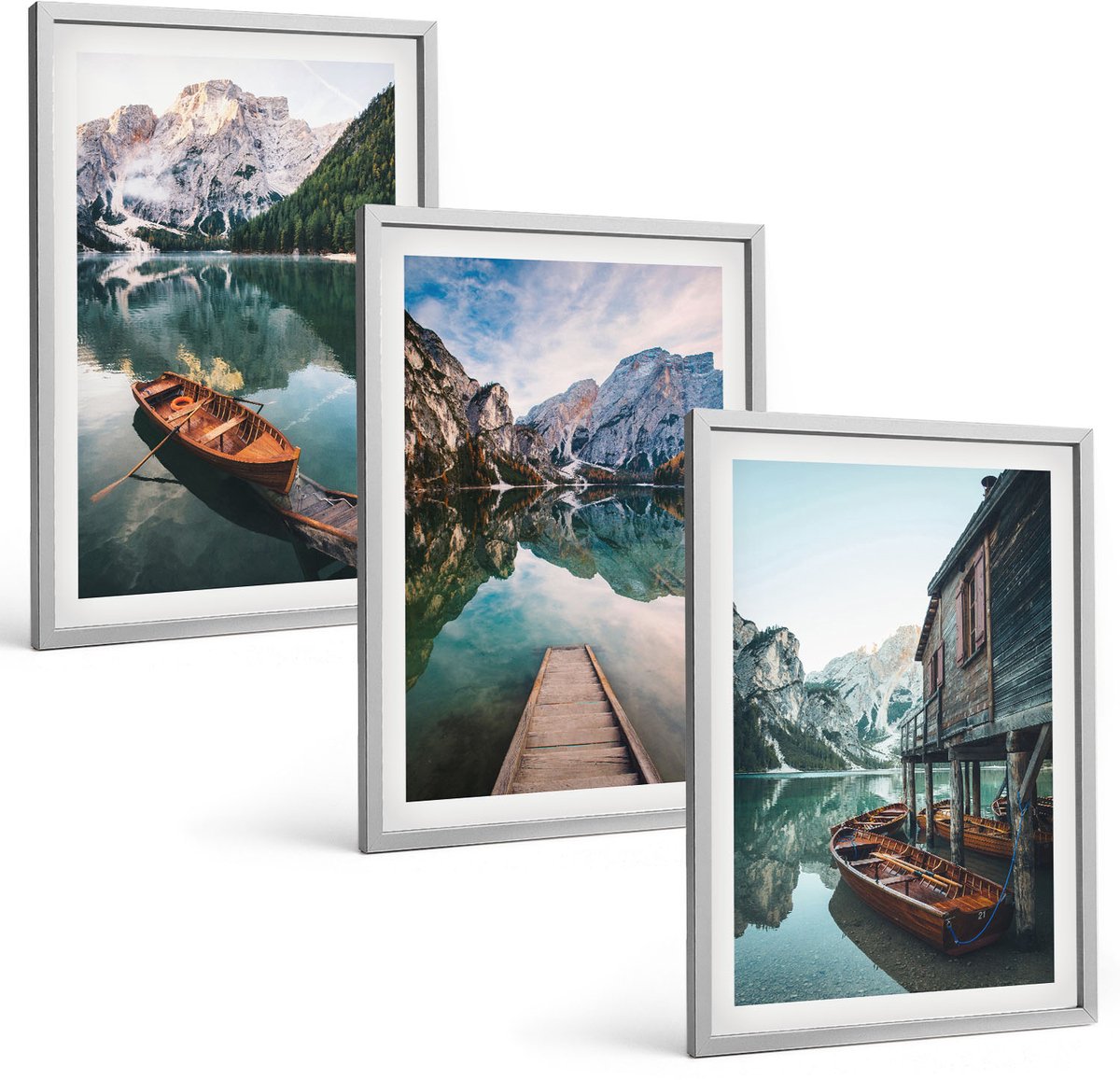 Coloray 3-Delige Schilderij Set - Een Meer In De Bergen Met Bootjes En Een Houten Huisje. - 40 x 60 cm - Wanddecoratie - Schilderijen Set - Kantoor