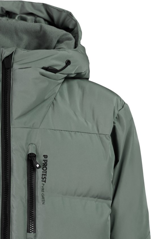Grijze winterjas met capuchon. Zwarte rits en zakken. Logo 'PROTEST PURE GREEN' op borstzak.