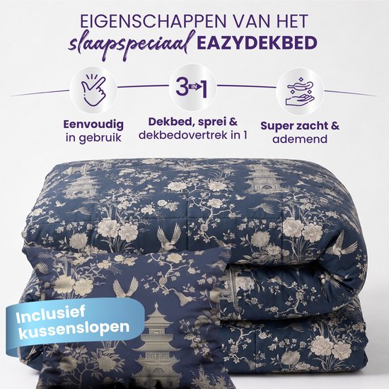 Gestapeld blauw dekbed met pagode-, bloemen- en vogelprint en een bijpassend kussensloop.