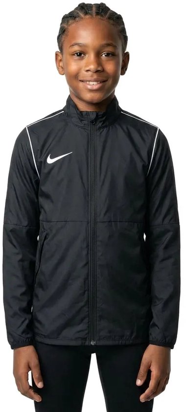 Jongen draagt een zwarte Nike regenjas met witte biezen op de schouders en mouwen, Nike logo op de borst.
