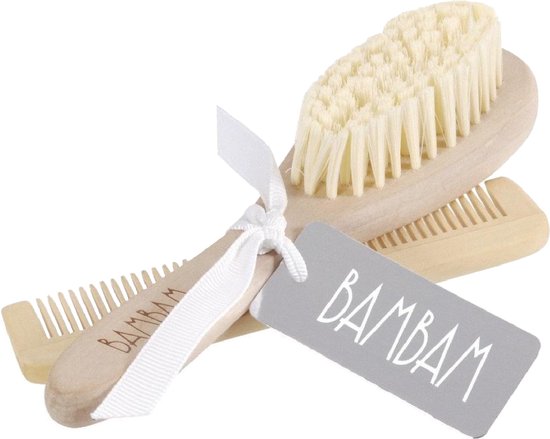 Houten babyborstel en kam met witte borstelharen, gebonden met wit lint. Het label "BAMBAM" is grijs.
