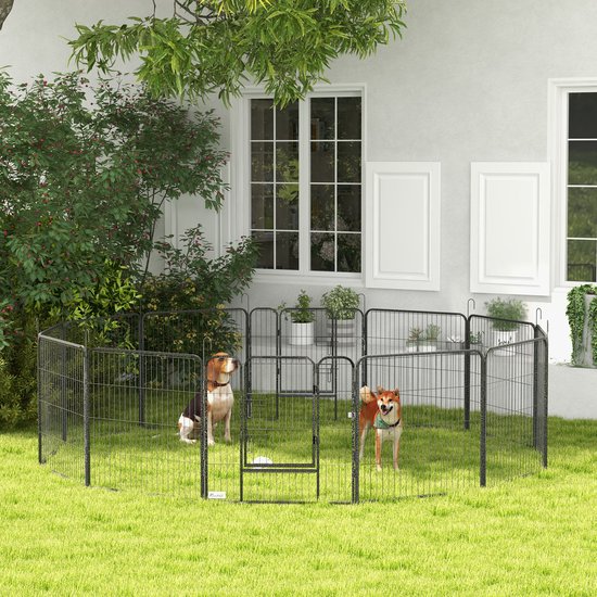 Grijze speelbox voor huisdieren in een tuin, met twee honden. De box is opgesteld rondom een stukje gazon.