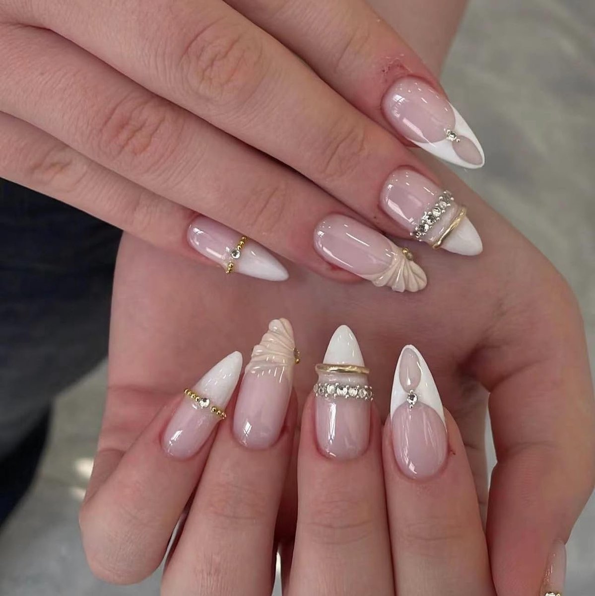 Nagels, kort, amandelnude, kleurverloop, wit, French 3D, goud, kristal, strepen, design, kort, amandel, nepnagels, natuurlijke ombre witte diamant, kunstnagels