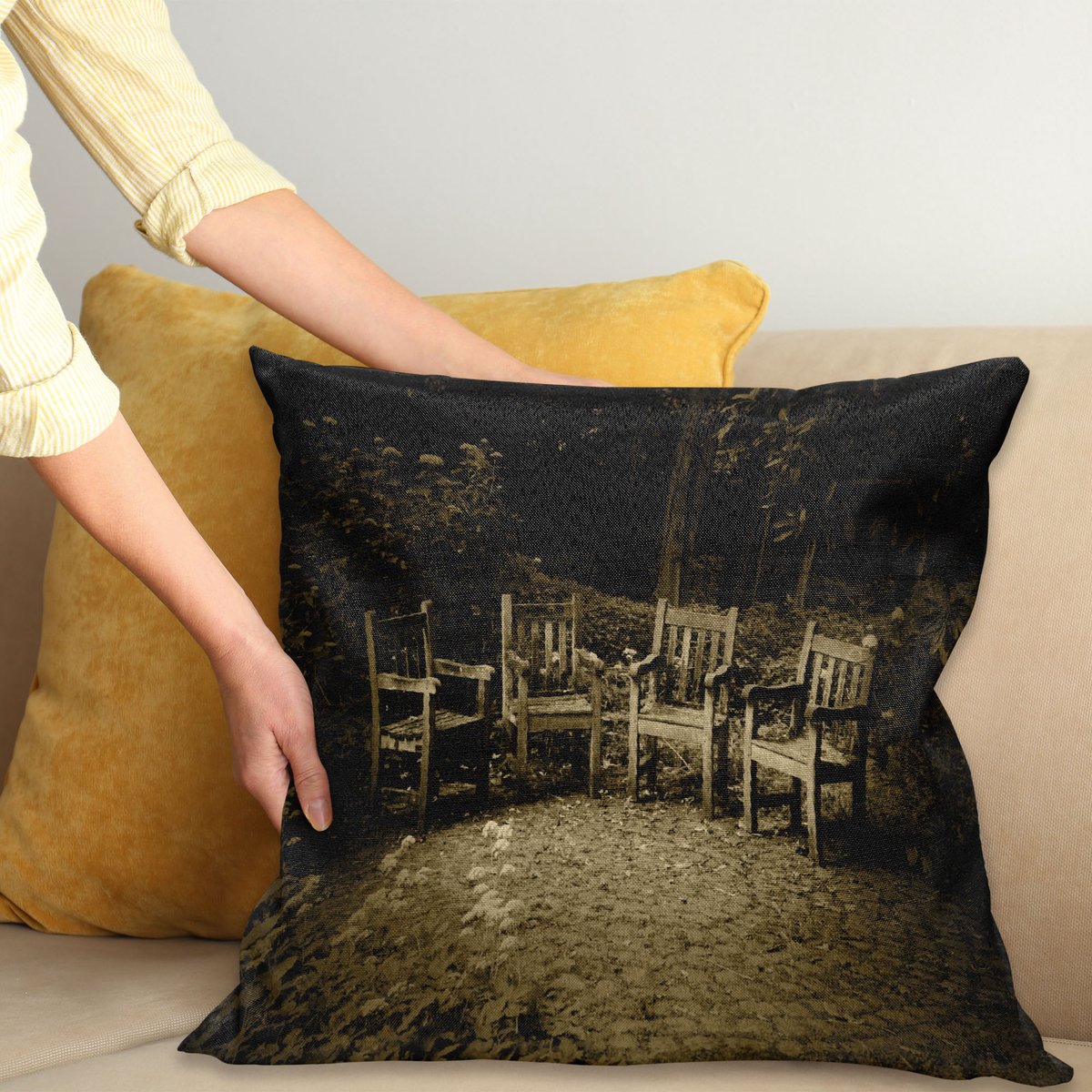 ABAKUHAUS Hobbits Sierkussenhoes, Small Houten Rustiek Chairs in Backyard Hobbit Land Nieuw Zealand Sepia Afbeelding, Decoratieve Vierkante Sierkussenhoes, 70 x 70 cm, Bruin
