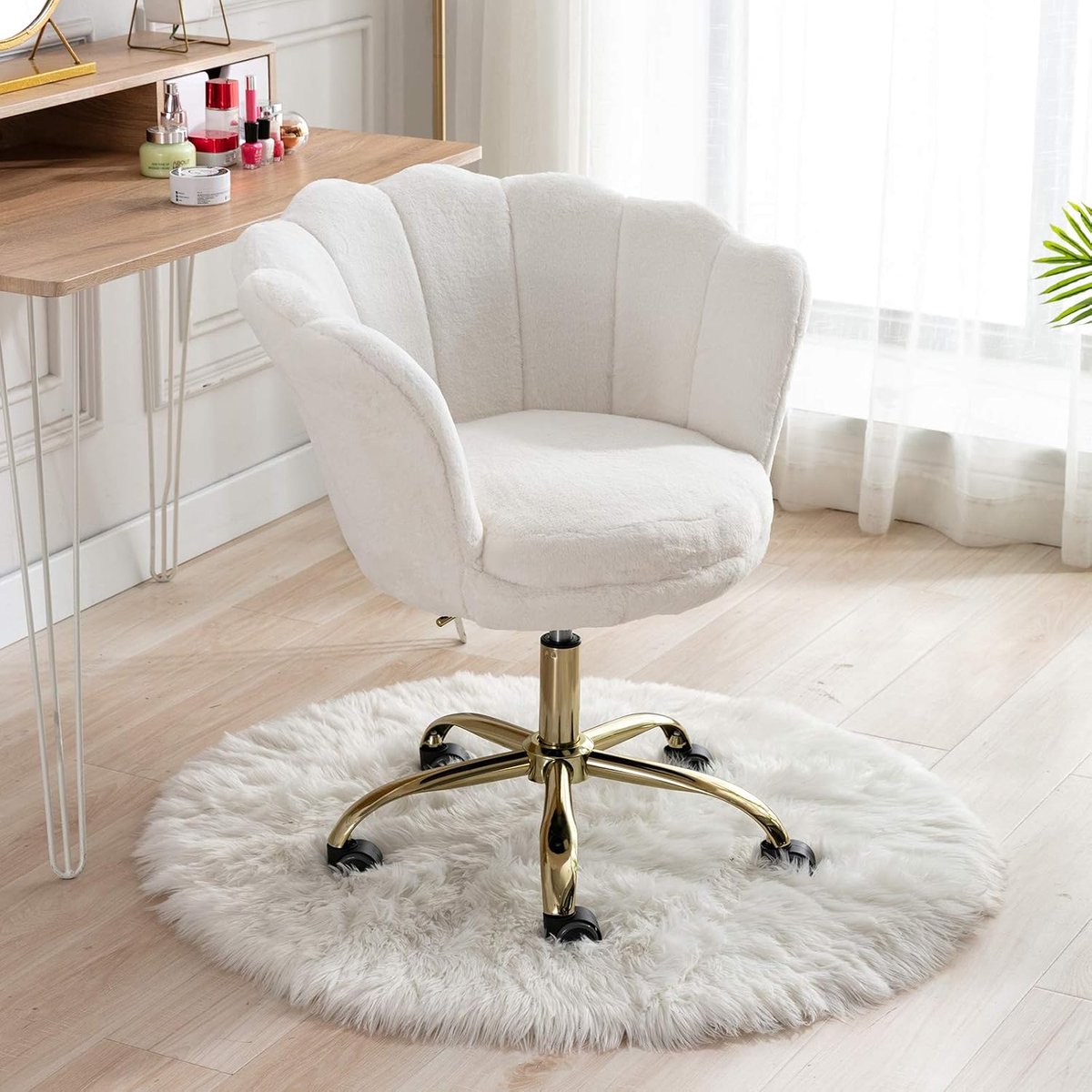 Draaibare kaptafel met gouden poten, Shell bureaustoel, wit