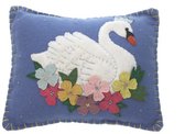 Kussen blauw Zwaan met bloemen, vilt incl. vulling 25x8x20cm