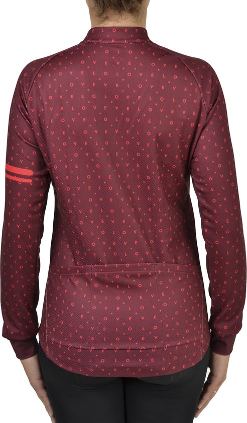 Bordeauxrode longsleeve fietstop met repetitief 'love' patroon. Twee rode strepen op de linker mouw. Drie zakken aan de achterkant.